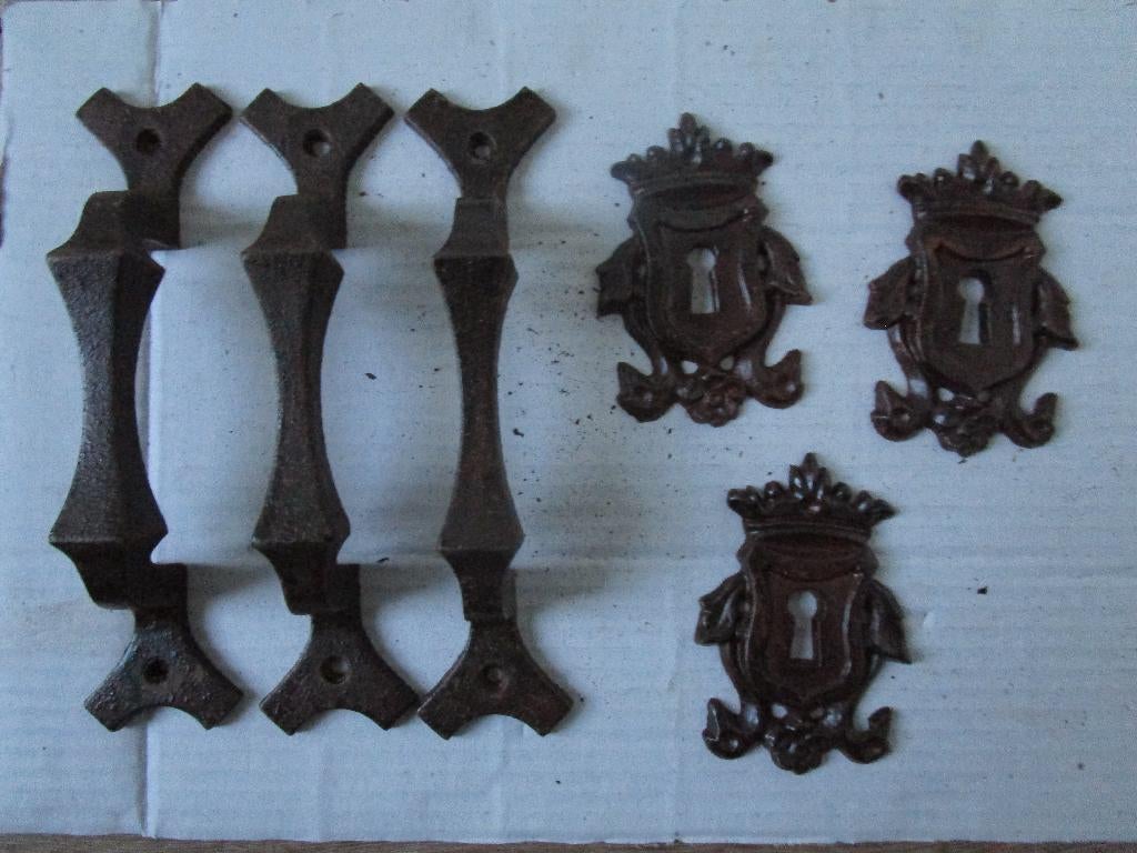 Mooie oud deur/kast sierbeslag van ijzer  2 sloten en grepen, Verzenden, Zo goed als nieuw, 50 tot 100 mm, Overige typen