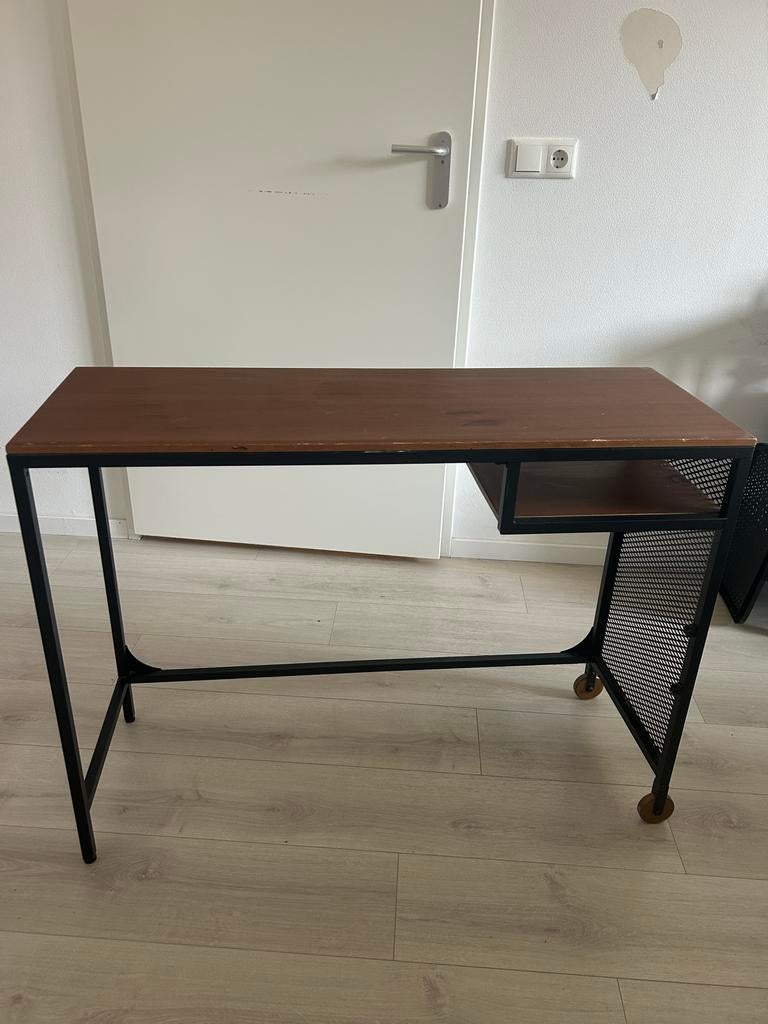 Ikea bureau met gebruikerssporen, Ophalen, Met wielen, Gebruikt