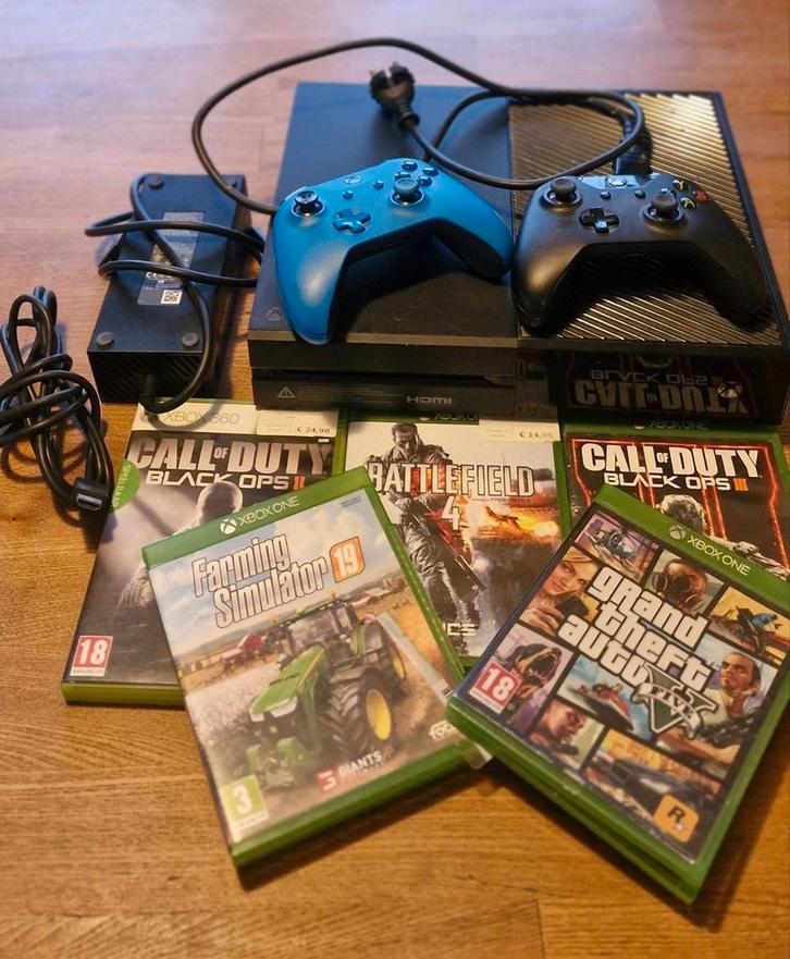 Xbox One console, Spelcomputers en Games, Spelcomputers | Xbox One, 500 GB, Met 2 controllers, Ophalen