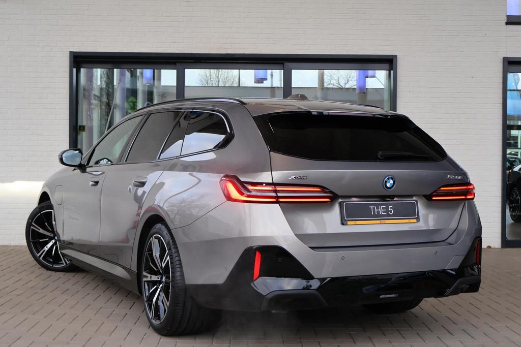 BMW 5 Serie 550e xDrive Touring | M Sportpakket Pro | Innova, Auto's, BMW, Automaat, Stof, Stoelverwarming, 135 min