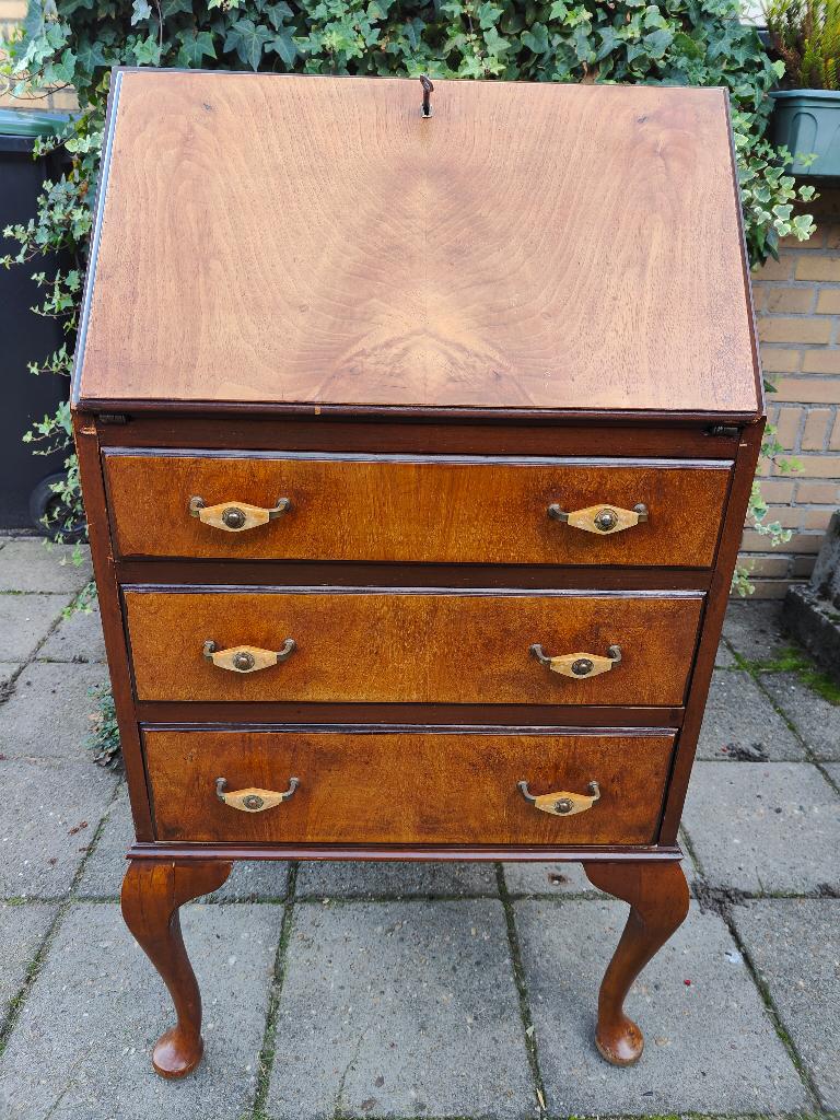 Antiek klein houten bureau, Huis en Inrichting, Bureaus, Ophalen, Gebruikt, Hout, 65 cm
