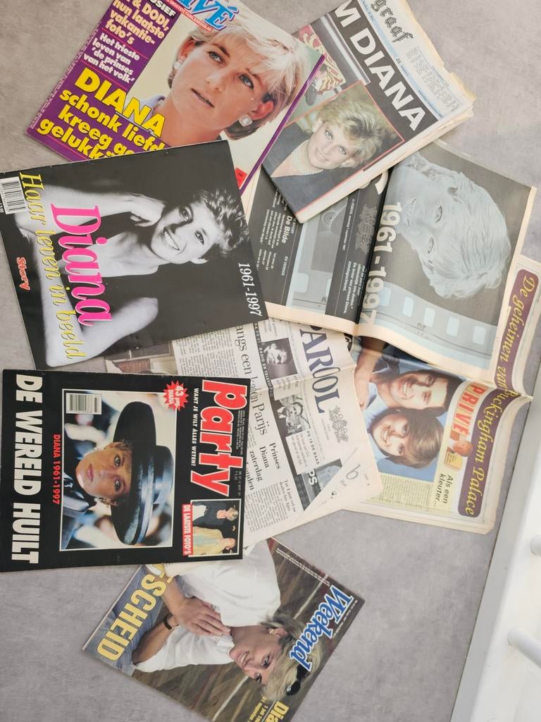 Verzameling boekjes en kranten over Prinses Diana, Verzamelen, Koninklijk Huis en Royalty, Ophalen of Verzenden