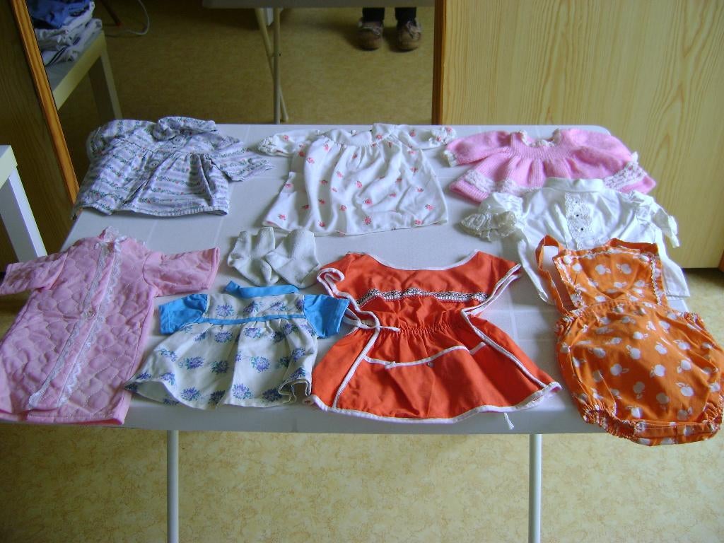 jaren70 poppenkleertjes duster 27lx15br oranje schort 26lx14, Ophalen of Verzenden, Zo goed als nieuw, Babypop