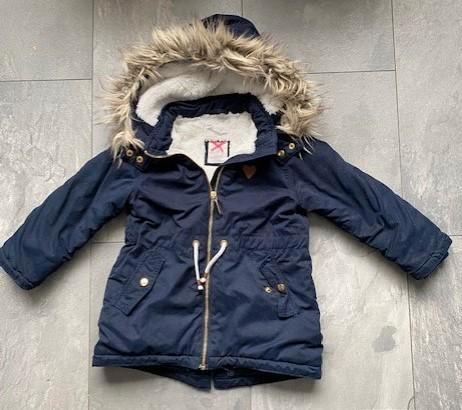 Donkerblauwe winterjas van H&M, maat 104 (qwe), Kinderen en Baby's, Kinderkleding | Maat 104, Zo goed als nieuw, Meisje, Jas, Ophalen of Verzenden