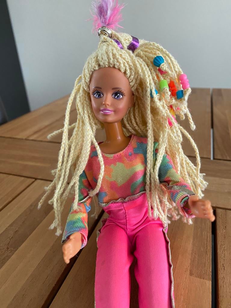 Sindy Hasbro Crimp & Bead 1994 met dreadlocks/kralen., Kinderen en Baby's, Speelgoed | Poppen, Ophalen of Verzenden, Zo goed als nieuw
