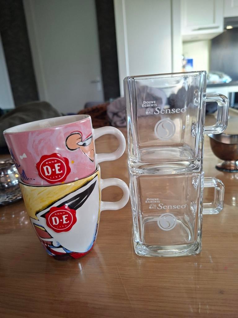 4 Douwe egberts DE senseo mokken en glazen burendag vierkant, Gebruikt, Ophalen of Verzenden, Glas, Overige stijlen
