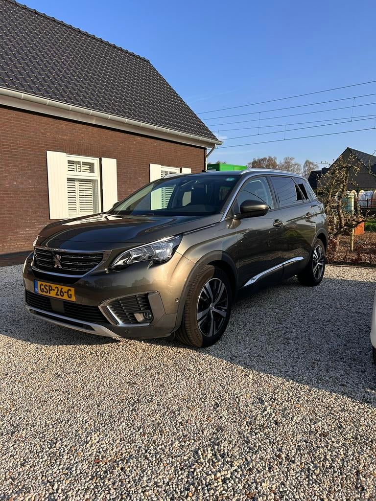 Peugeot 5008 1.2 Puretech 130pk S&S Eat6 2017 Grijs, Zwart, 1199 cc, 7 stoelen, 690 kg