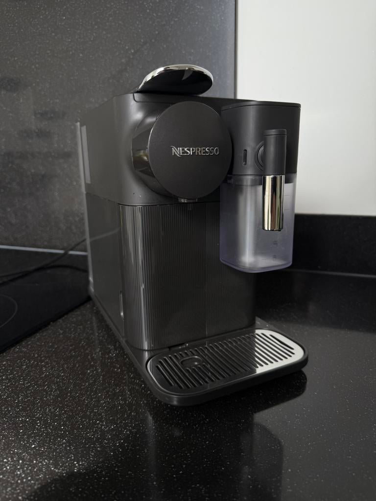 Nespresso De’Longhi Lattissima One zwart, Ophalen, Zo goed als nieuw, Koffiemachine, Koffiepads en cups