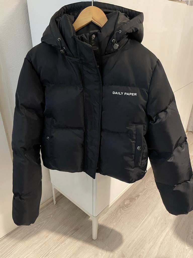 Daily Paper epuffa cropped winterjas maat M, Kleding | Dames, Jassen | Winter, Ophalen of Verzenden, Gedragen, Maat 38/40 (M)