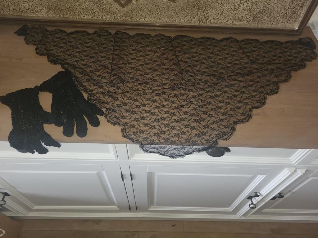 Antieke rouwset met kanten sjaal en handschoenen, Ophalen of Verzenden