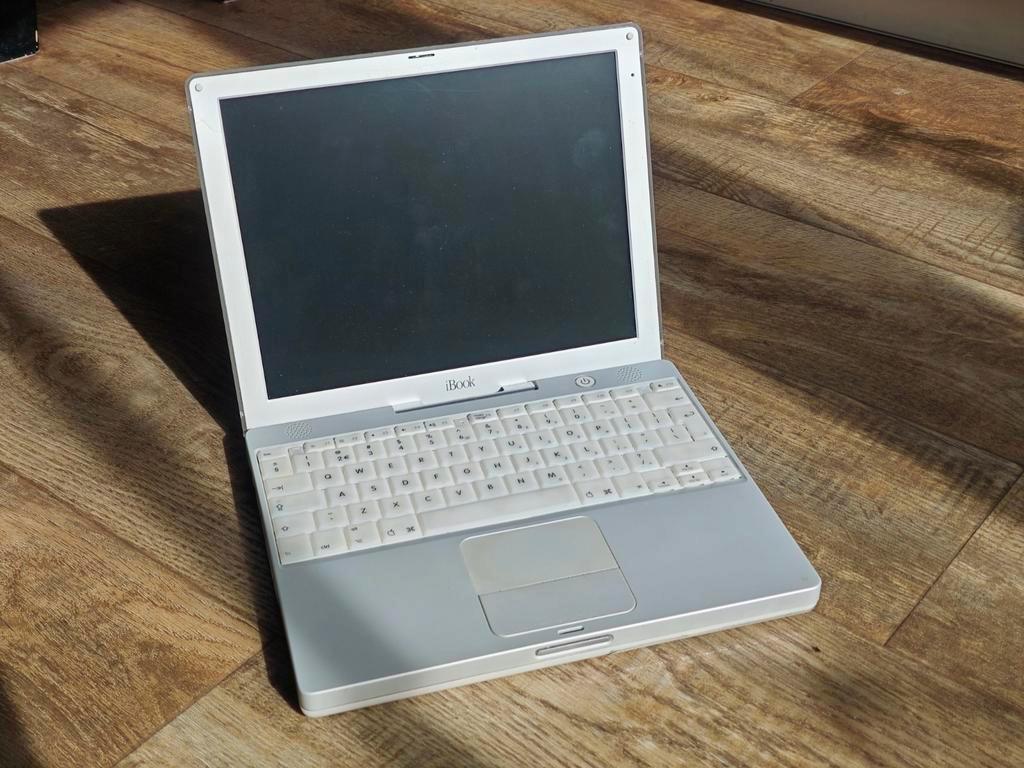 Apple iBook G3 werkend + oplader + cd-roms, Computers en Software, Apple Macbooks, Gebruikt, Overige modellen, 12 inch, Minder dan 2 Ghz