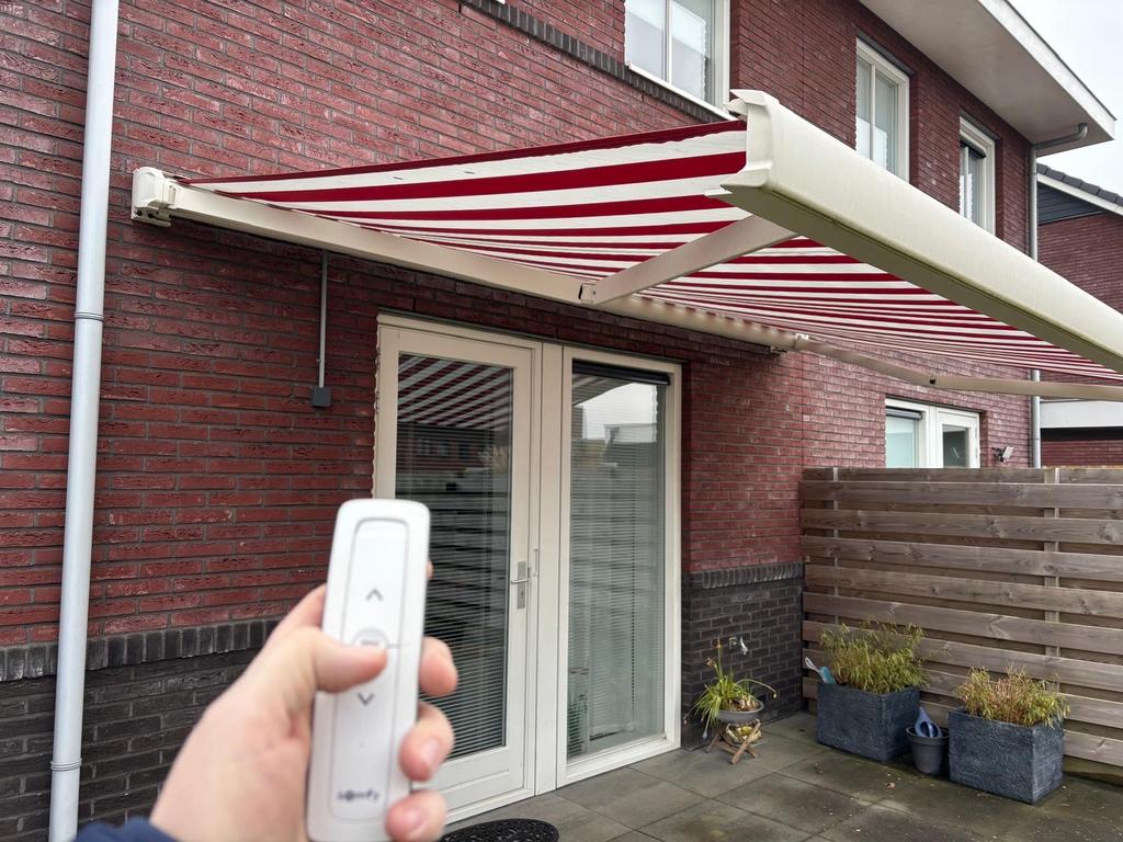 Knikarm zonnescherm Luxaflex elektrisch incl. Montage, Tuin en Terras, Zonneschermen, Gebruikt, Elektrisch, Ophalen of Verzenden