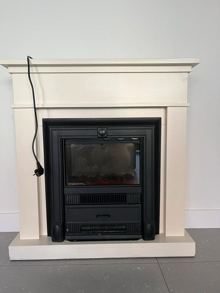 Electrische haard met schouw geeft licht en warmte, Huis en Inrichting, Haarden, Ophalen, Gebruikt, Vrijstaande haard, Elektrische haard