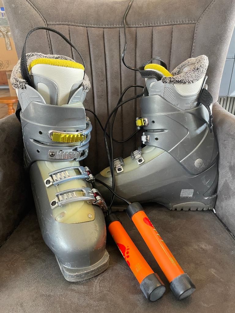 Salomon skischoenen maat 25 (39/40) + Warmers, Sport en Fitness, Skiën en Langlaufen, 160 tot 180 cm, Gebruikt, Schoenen, Skiën