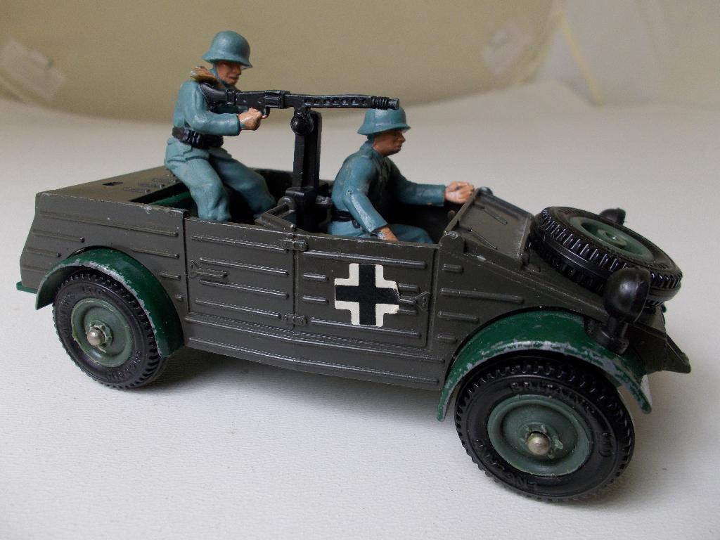 1975 Britains Ltd. 9783 GERMAN KUBELWAGEN + 2 SOLDIERS! (-A), Ophalen of Verzenden, Zo goed als nieuw, Auto, Britains