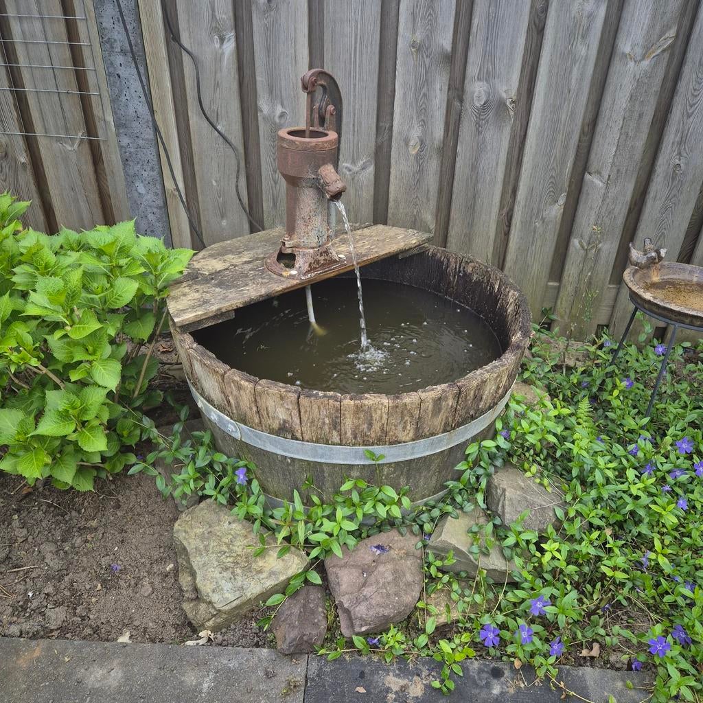 Waterordiment met handpomp, Ophalen