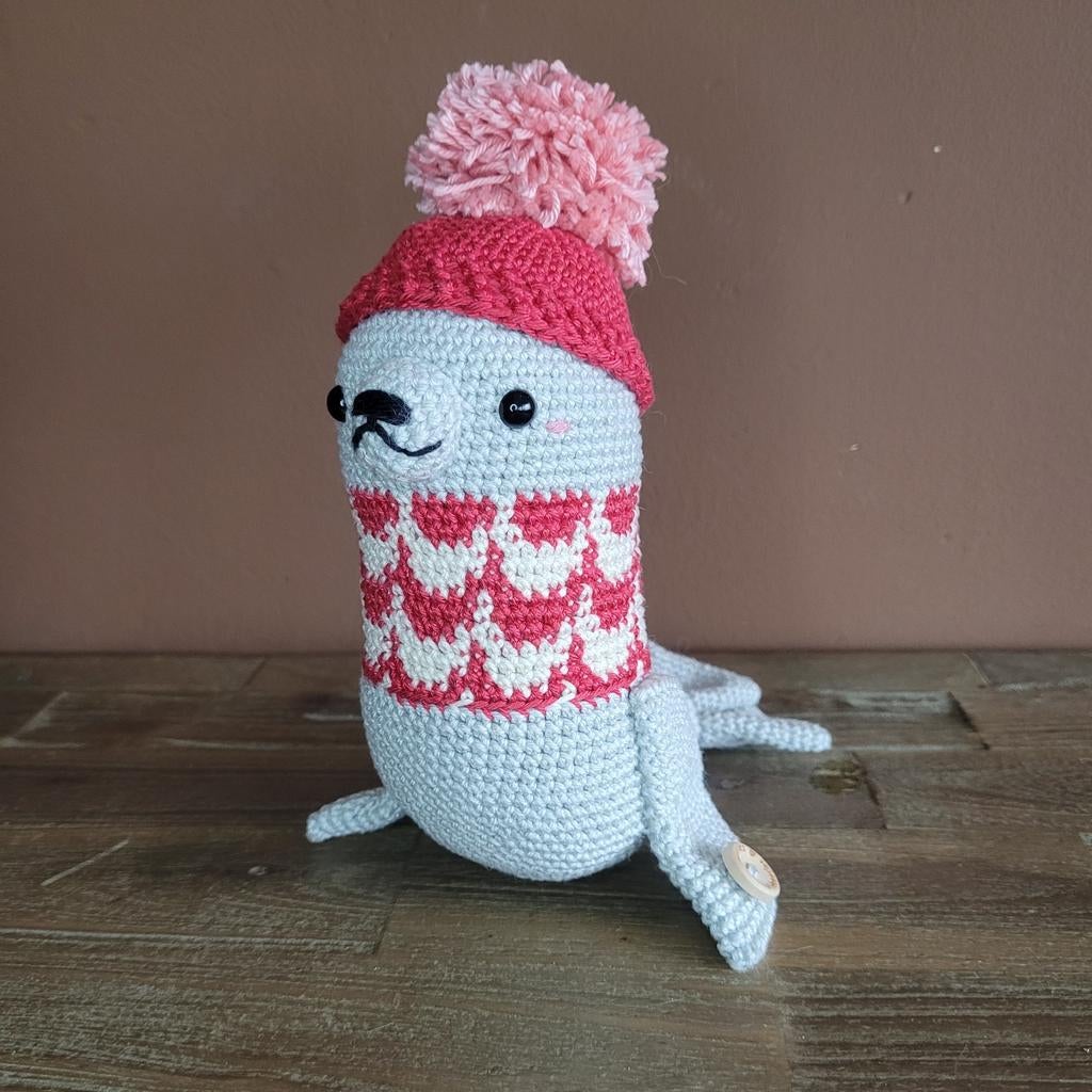 Gehaakte Anderson de zeehond met muts, Ophalen of Verzenden, Nieuw, Overige typen