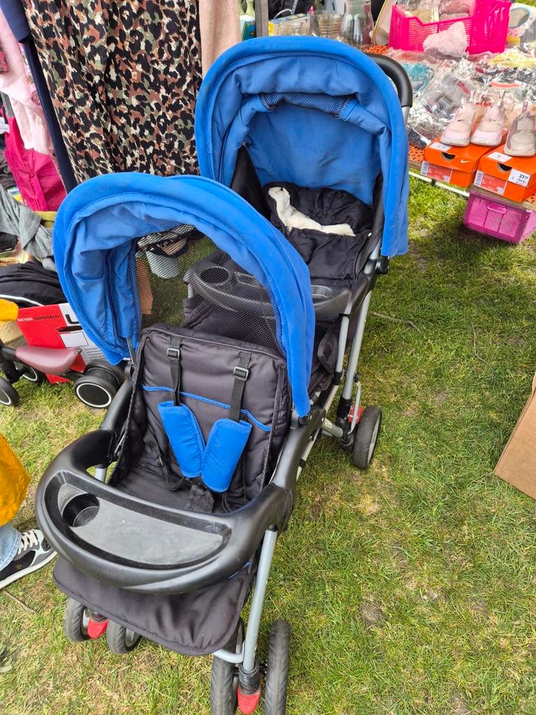 Handige tweeling buggy met zonnekappen en voetenzak, Kinderen en Baby's, Buggy's, Ophalen, Gebruikt, Overige merken, Verstelbare rugleuning
