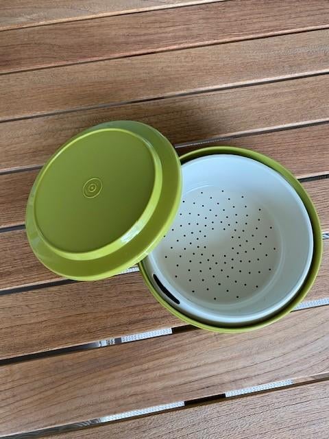 ronde schaal met vergiet - retro - nieuw, Huis en Inrichting, Keuken | Tupperware, Ophalen of Verzenden, Nieuw, Groen, Schaal