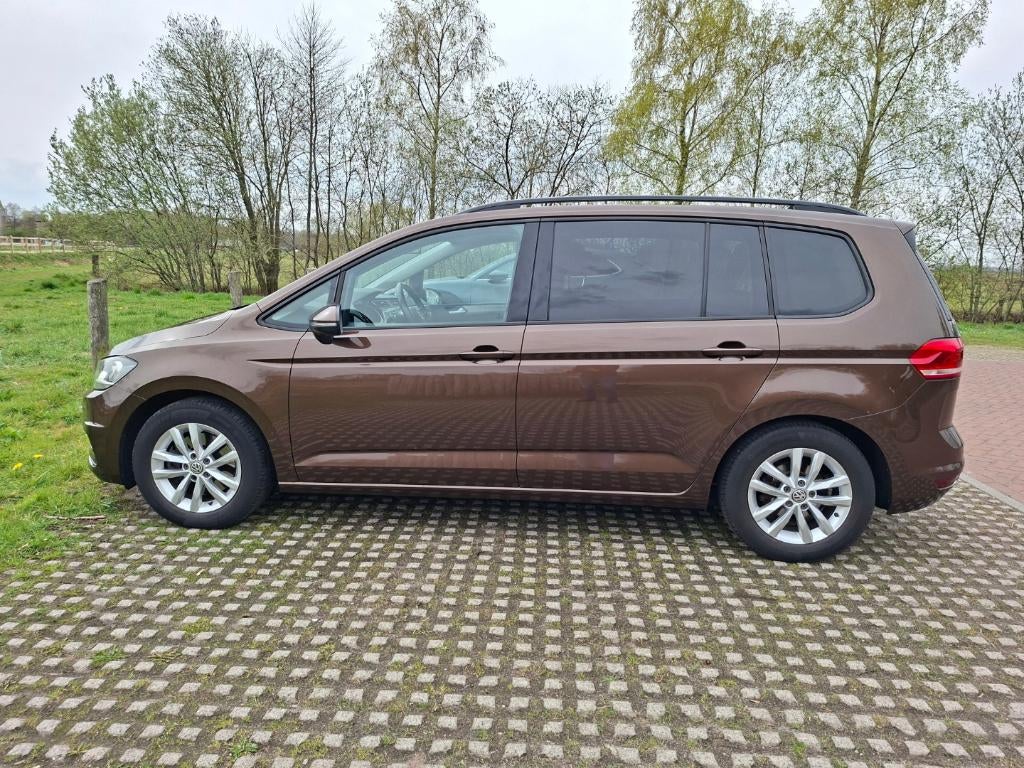 Volkswagen Touran 1.4 TSI 150pk BMT DSG 7pl 2016 Bruin, Auto's, Volkswagen, Stof, Euro 6, 4 cilinders, 7 stoelen