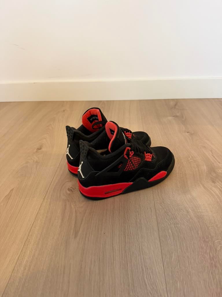 Jordan 4 retro red thunder size 37,5, Ophalen of Verzenden, Zo goed als nieuw, Schoenen