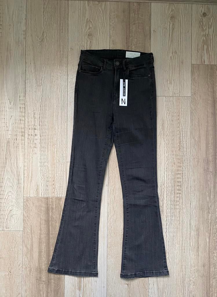 Noisy May flared jeans - W27, L30, nieuw en ongedragen, Ophalen of Verzenden, Nieuw, Grijs, W27 (confectie 34) of kleiner