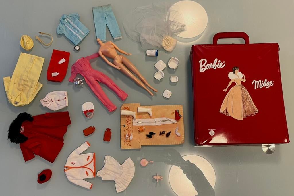 Vintage Barbie koffer plus originele kleding 60’s, Verzamelen, Poppen, Ophalen of Verzenden, Gebruikt, Accessoires