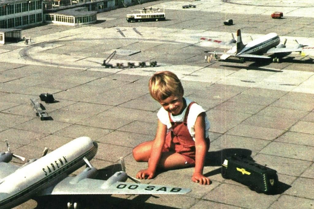 914399 Madurodam Den Haag ZH 1962 Vliegveld Schiphol Gelopen, Verzamelen, Ansichtkaarten | Nederland, Ophalen of Verzenden, 1960 tot 1980