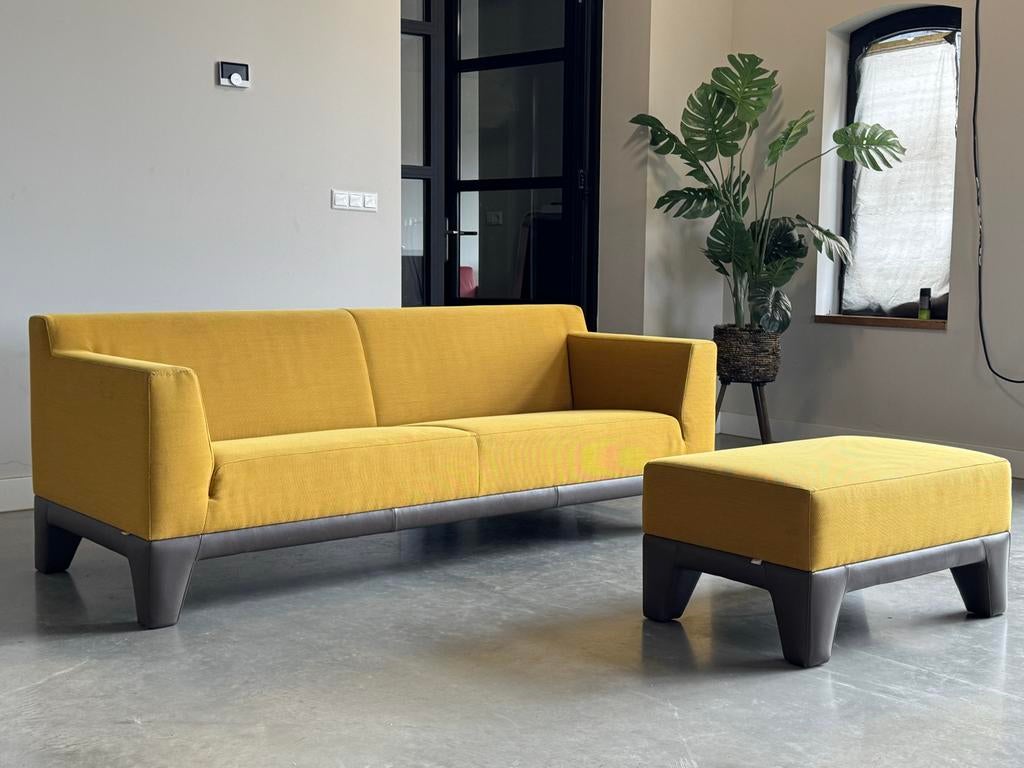 Pode Plot Bank 202 cm + Hocker | Leolux Design | Okergeel, Huis en Inrichting, Banken | Bankstellen, Zo goed als nieuw, Rechte bank