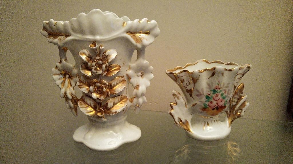 Fraai bewerkte porseleinen siervaasjes., Huis en Inrichting, Woonaccessoires | Vazen, Overige kleuren, Aardewerk of Porselein