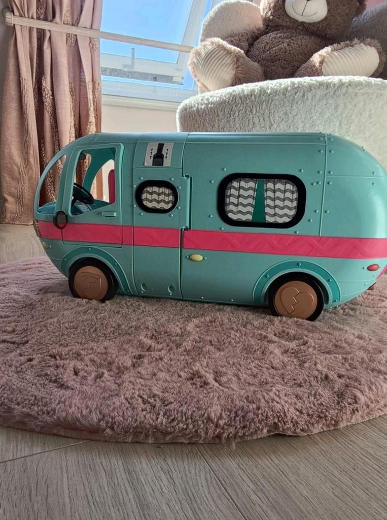 LOL Camper
Plus 2 LOL poppen en accessoires, Ophalen, Zo goed als nieuw