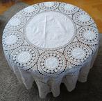 Rond gehaakt en geborduurd tafelkleed, Huis en Inrichting, Ophalen of Verzenden, Gebruikt, Rond, Binnen