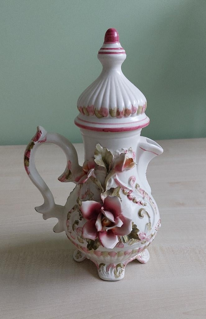 Antieke theepot bewerkt met bloemen, Ophalen