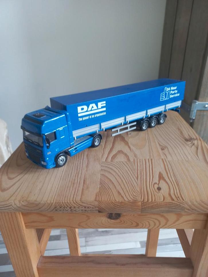 DAF vrachtwagen model met trailer - Blauw, Hobby en Vrije tijd, Modelbouw | Auto's en Voertuigen, Zo goed als nieuw, Truck, 1:32 tot 1:50