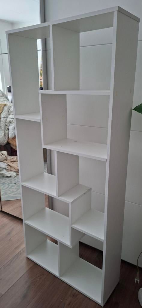 Witte vakkenkast met open vakken, Ophalen