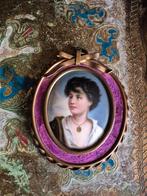 Antiek porseleinen medaillon,beschilderd en gesigneerd mini., Ophalen of Verzenden