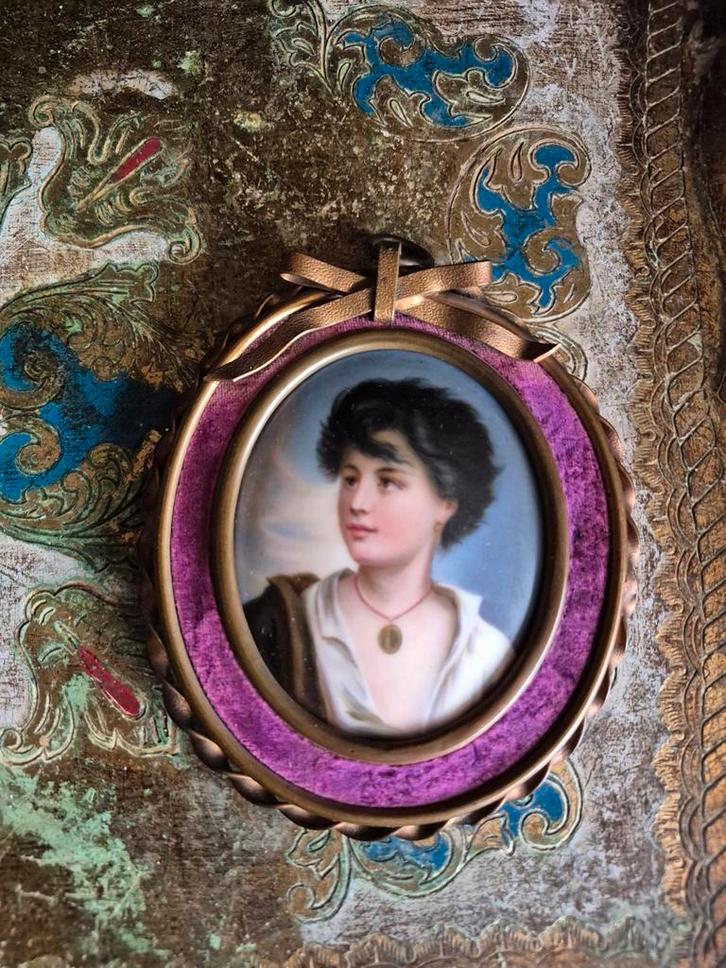 Antiek porseleinen medaillon,beschilderd en gesigneerd mini., Antiek en Kunst, Kunst | Schilderijen | Klassiek, Ophalen of Verzenden