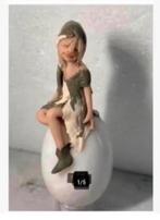 Mooi elfje op sneeuwkwarts edelsteen ei, 10,5 cm hoog, Antiek en Kunst, Ophalen of Verzenden