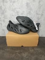 Adidas Yeezy Foam RNR Carbon maat 46 | Nieuw met doos, Kleding | Heren, Schoenen, Ophalen of Verzenden, Nieuw, Zwart