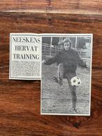Voetbal krantenartikel Ajax  Neeskens hervat training 1973, Verzamelen, Ophalen of Verzenden, Knipsel(s)