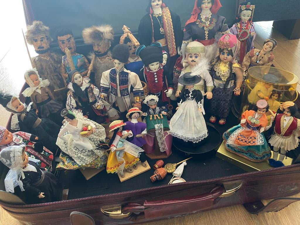 Klederdracht poppen uit diverse landen, Ophalen of Verzenden, Gebruikt, Pop