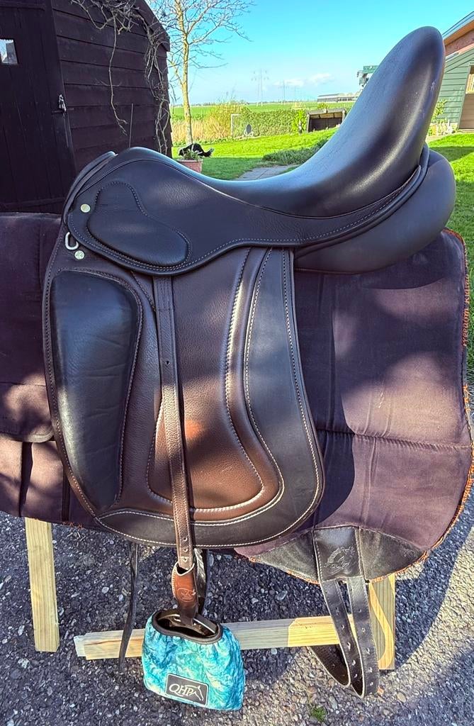 Super mooi dressuurzadel 17,5 inch voor brede korte paarden, Ophalen of Verzenden, Zo goed als nieuw, Dressuur