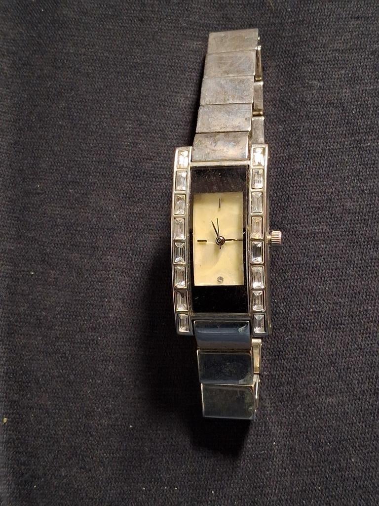 Zilverkleurig horloge met steentjes van LBVYR. 31mm, Ophalen of Verzenden, Staal, Polshorloge, Overige merken