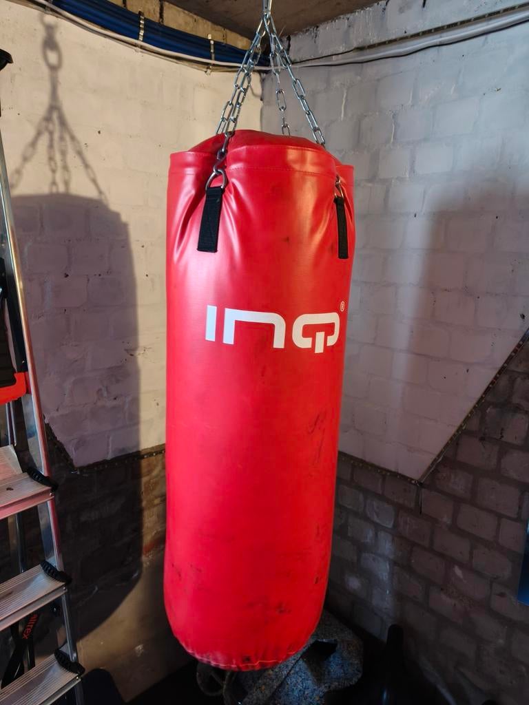 Rode bokszak van INQ, inclusief ketting en veer, Sport en Fitness, Ophalen, Gebruikt, Bokszak