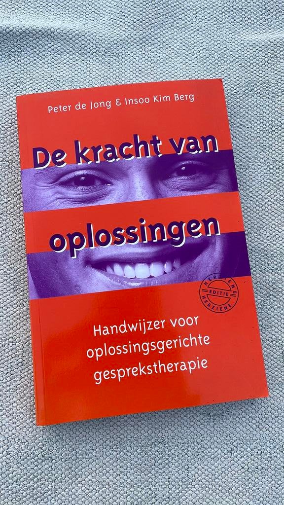 Peter de Jong - De kracht van oplossingen, Ophalen of Verzenden, Peter de Jong; Insoo Kim Berg, Ontwikkelingspsychologie, Zo goed als nieuw