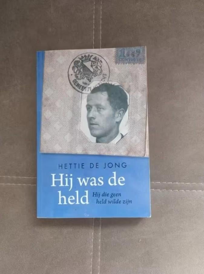 Hij was de held door H. De Jong, Boeken, Tweede Wereldoorlog, Hettie de Jong, Ophalen of Verzenden, Zo goed als nieuw