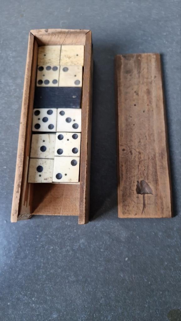 Antieke dominostenen in houten kistje, Ophalen of Verzenden