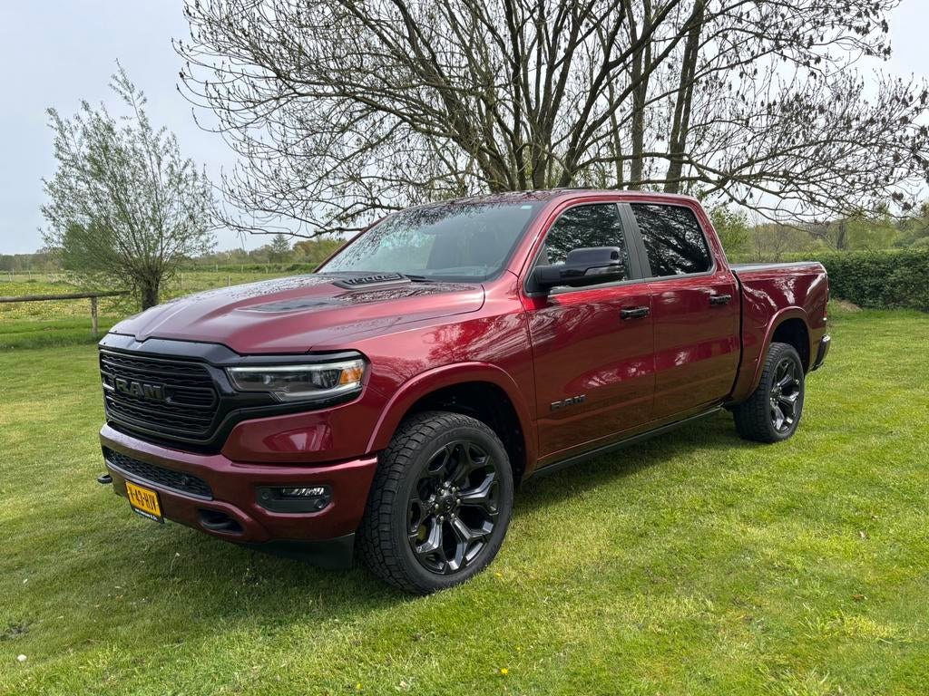 RAM 1500 Limited Night 2024 Rood 49dkm BPM vrij ex btw, Auto's, Bestelauto's, Automaat, 5654 cc, Leder, Vierwielaandrijving