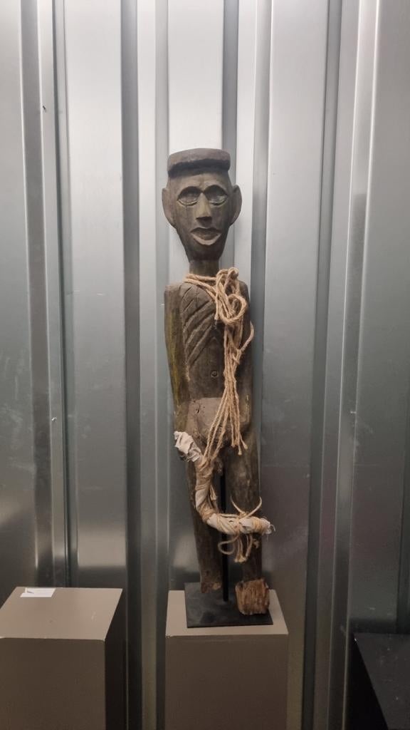 Uniek Afrikaans houten beeld uit een Afrikaans dorp, Antiek en Kunst, Kunst | Niet-Westerse kunst, Ophalen of Verzenden