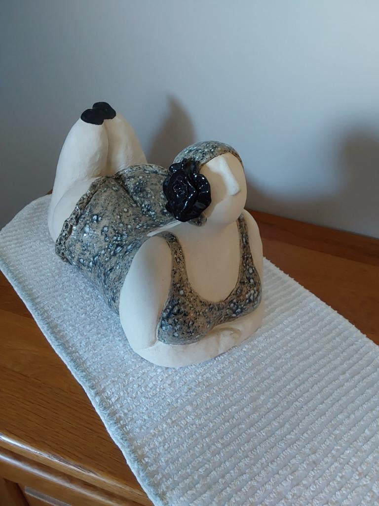 Liggend beeld Dikke Dame., Ophalen, Zo goed als nieuw